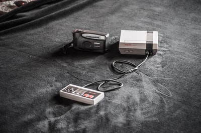 NES控制台旁边黑色相机
